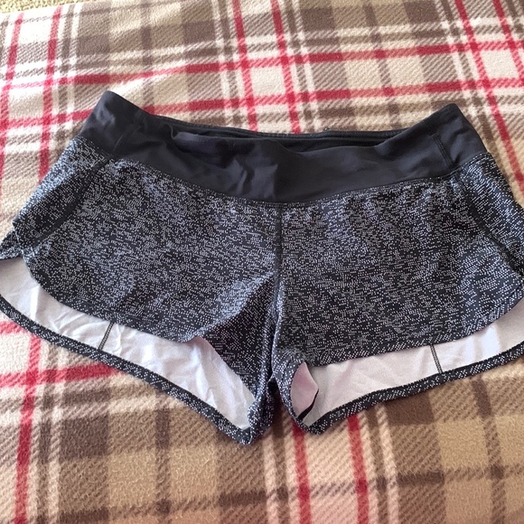 lululemon speed up low rise shorts 2.5” - Picture 1 of 4